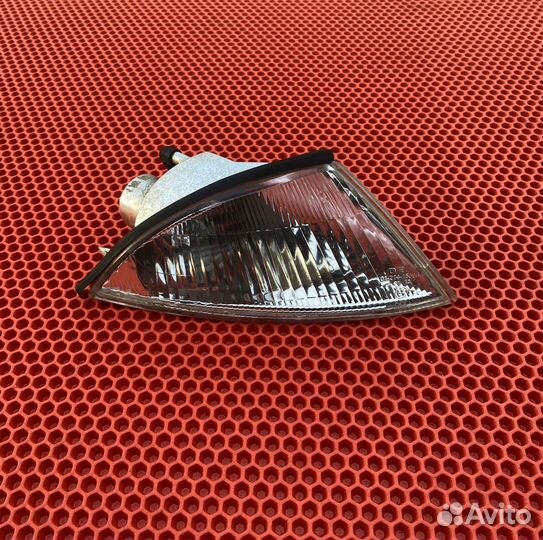 Повортник правый Mitsubishi Carisma дорестайлинг