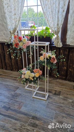 Стойки с цветами для украшения зала