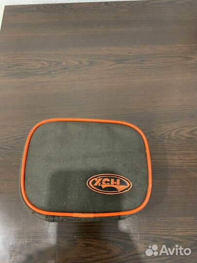 Рыболовный ящик, удочки и сумочка с блеснами