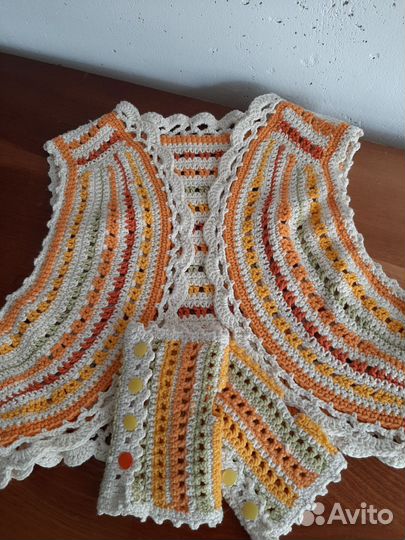 Жилет вязаный