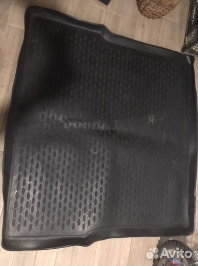 Продам резиновый коврик в багажник