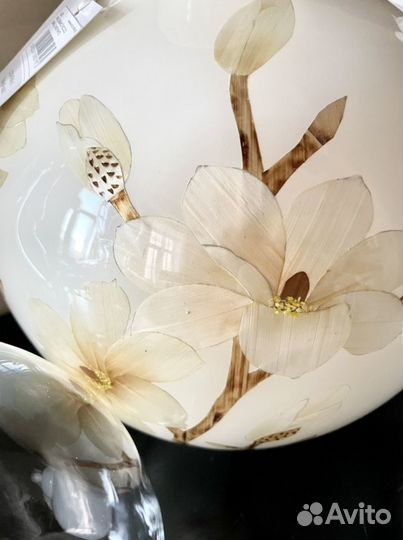 Ваза белая с магнолиями