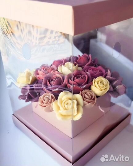 Композиция цветов в коробке из бельгийского шоко