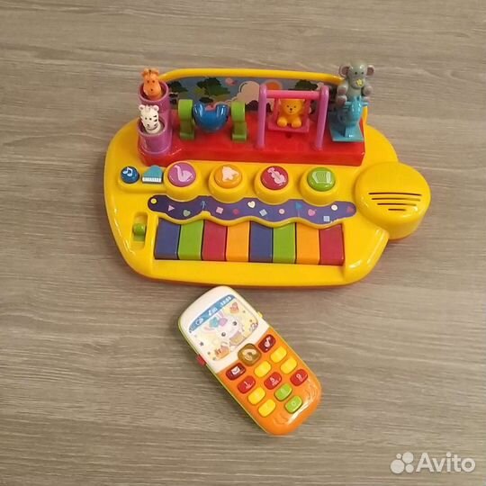 Музыкальное пианино и телефон игрушечный