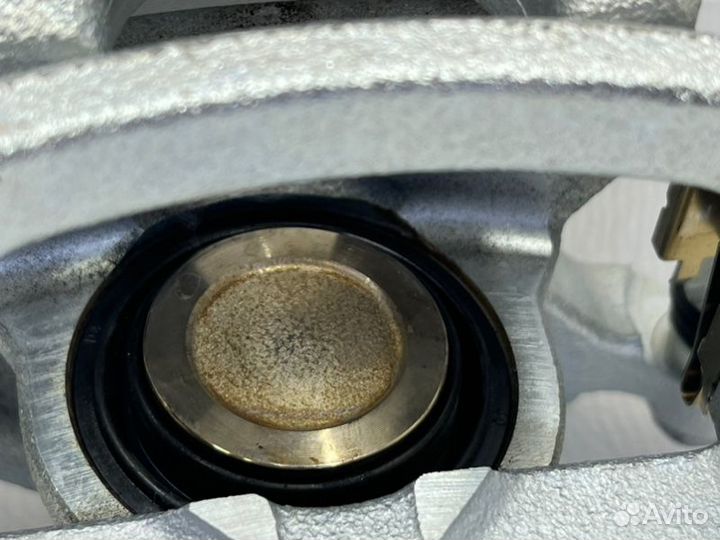 Тормозной суппорт задний правый Toyota Camry
