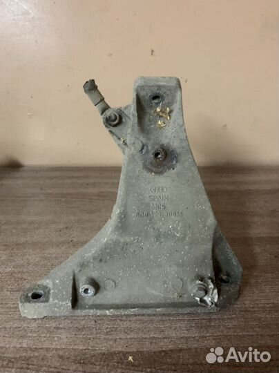 Кронштейн двигателя правый Passat B5