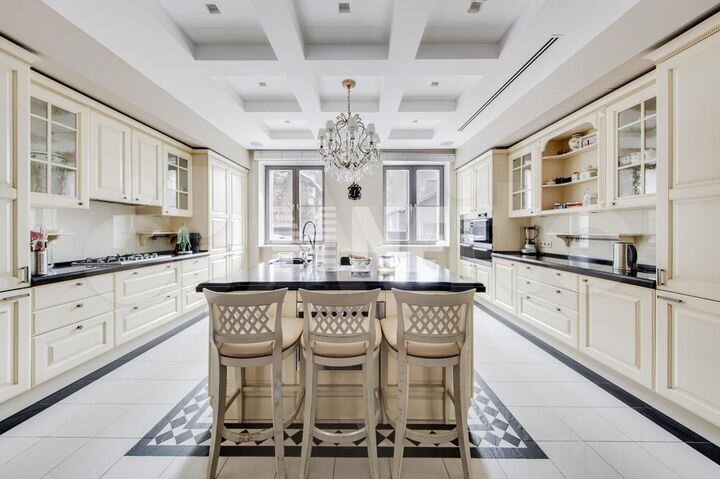 Дом 850 м² на участке 32 сот.