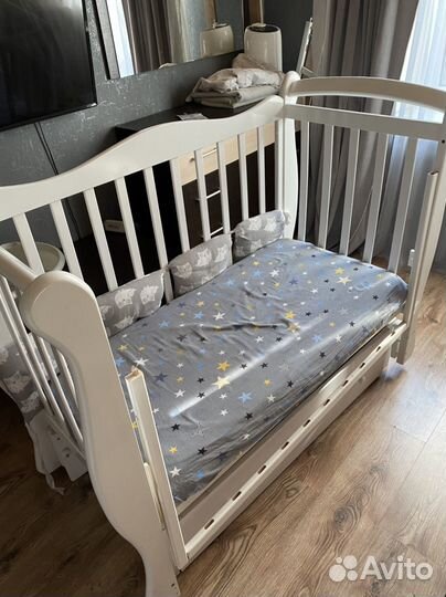 Детская кроватка с маятником и ящиком