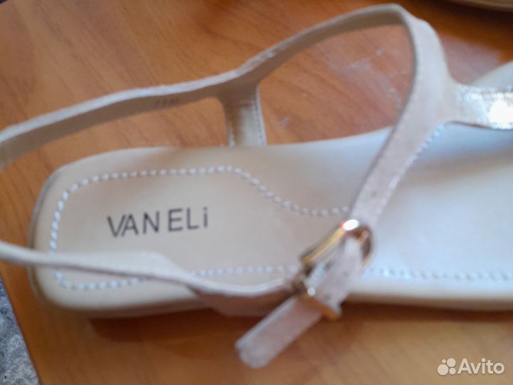 Босоножки vaneli р42 США