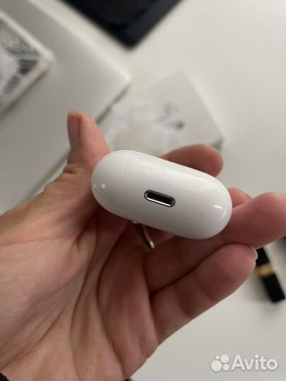 Airpods 2 оригинал, только кейс
