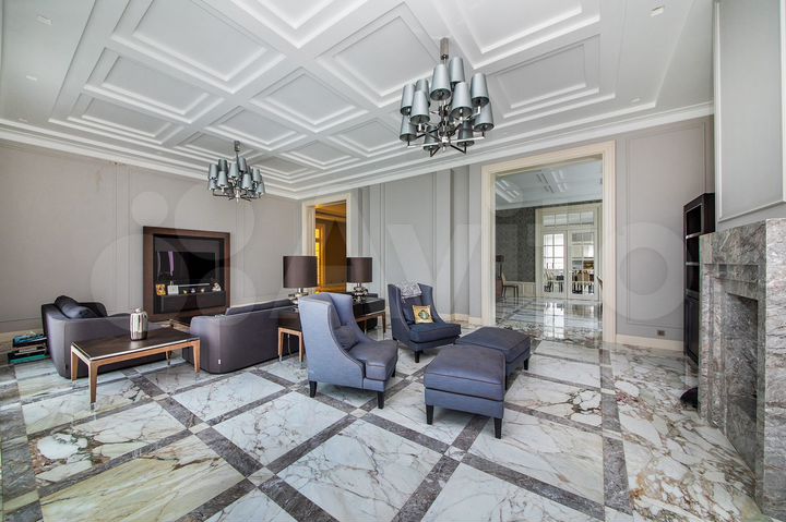 Дом 985 м² на участке 33 сот.