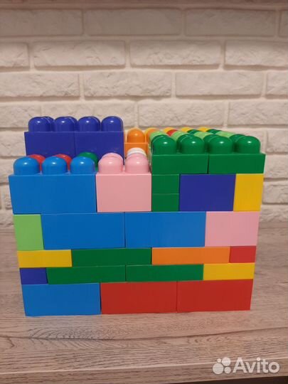 Детский конструктор. Крупные детали