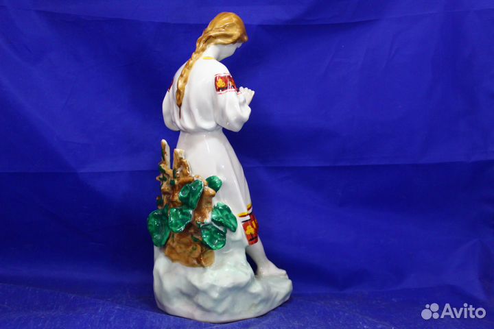 Фарфор статуэтка Украинка Девушка ромашка Гадание