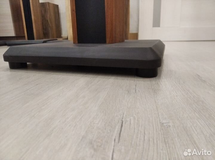 Стойки под полочную акустику