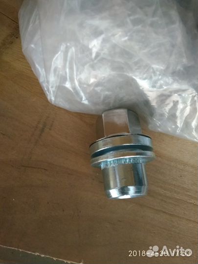 Продам колесные гайки LR