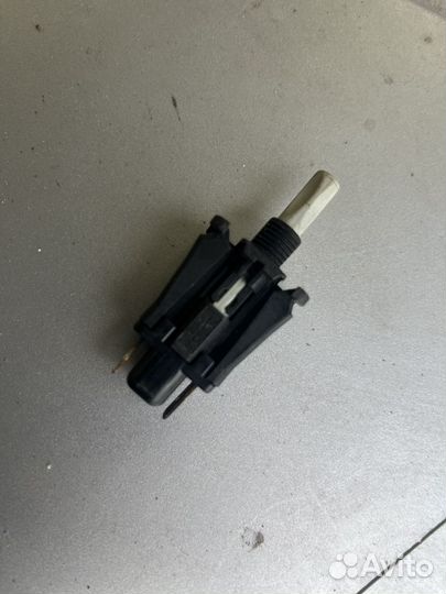 Концевик крышки багажника Mercedes W124