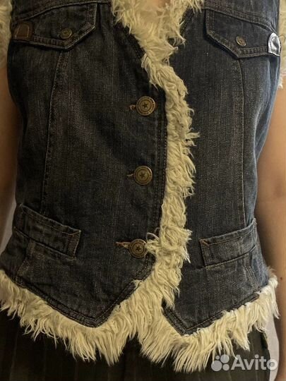 Винтажная джинсовая жилетка с мехом в стиле гранж