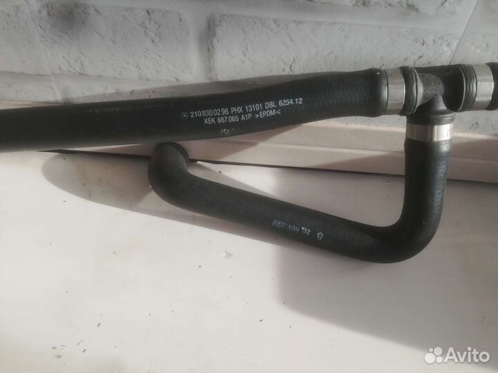 Патрубок охлаждения Мерседес 210