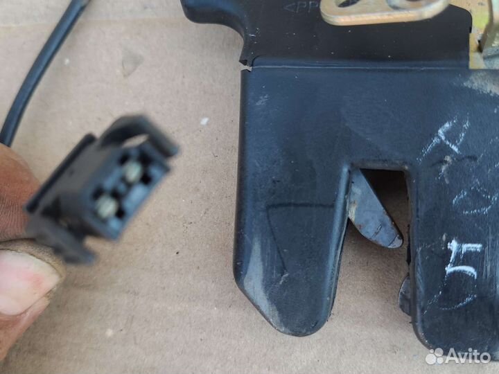 Замок крышки багажника задний Audi 80 B4