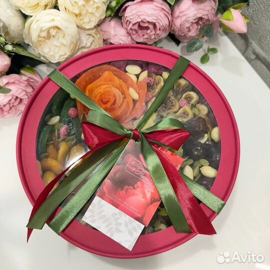 Корзины и подарки из сухофруктов, фруктов, цветов