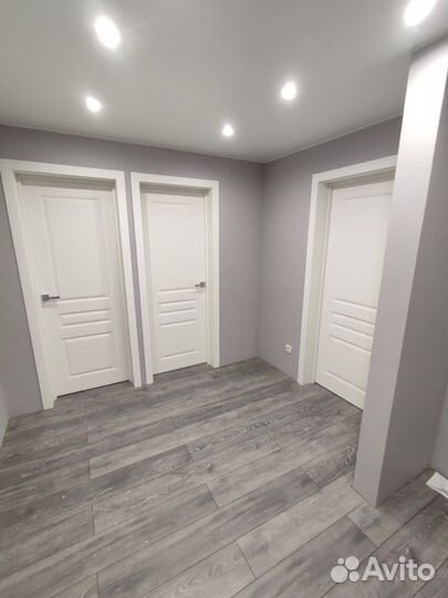 Белые новые межкомнатные двери с монтажем