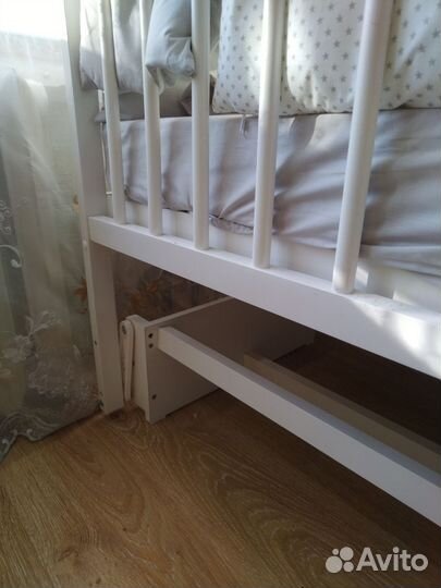 Детская кроватка с маятником