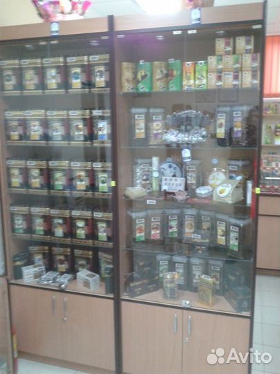 Витрина из лдсп с запасником и стеклянными дверями