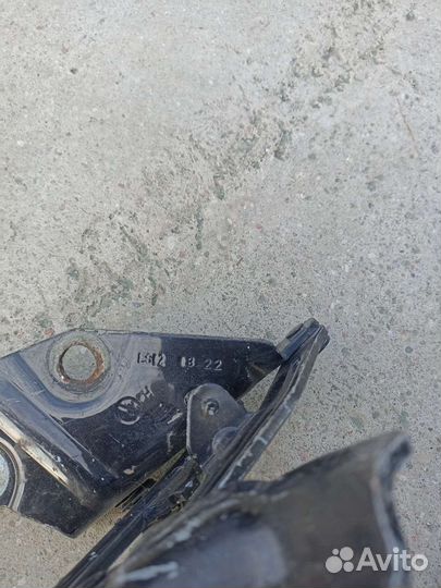 Volkswagen Touareg 2014 петля капота