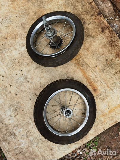 Запчасти и колеса на велосипед