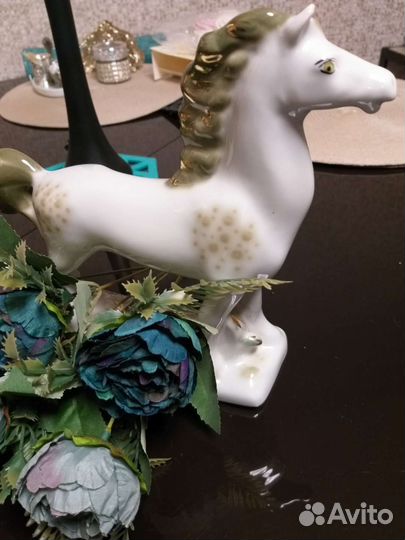 Статуэтка лошадь фарфоровая