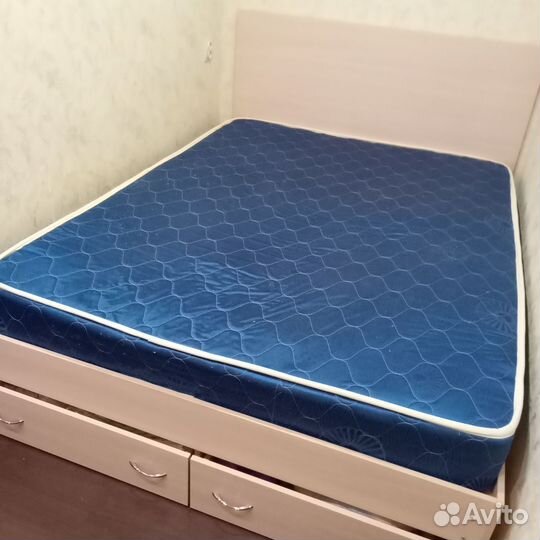 Кровать с матрасом