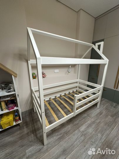 Детская кроватка домик