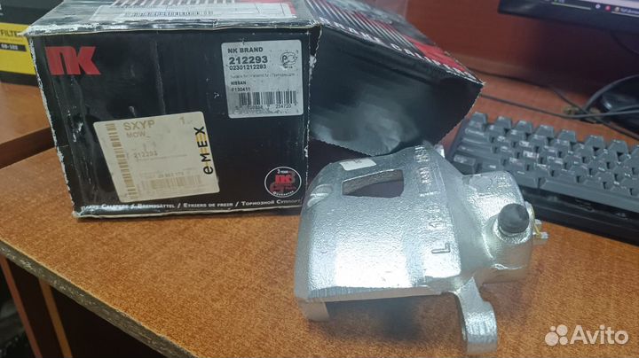 Суппорт передний на/для Nissan Primera