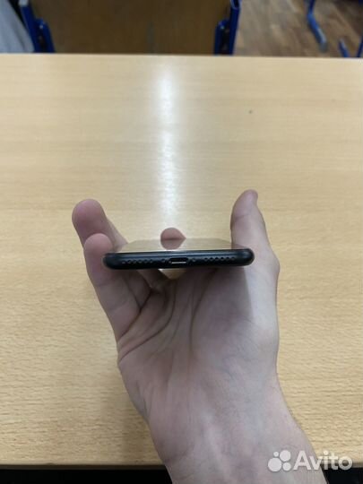 iPhone SE, 64 ГБ