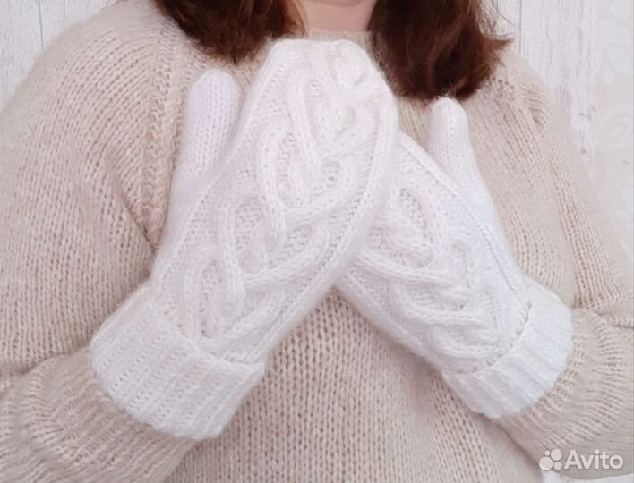 Варежки вязаные женские