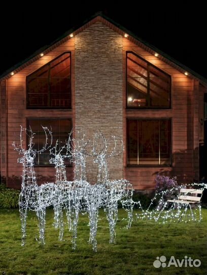 Световые фигуры оленей и саней
