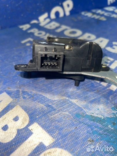 Моторчик заслонок отопителя Hyundai Elantra Xd