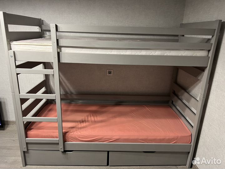 Кровать двухьярусная из натурального дерева