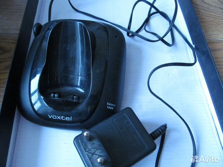 Проводной телефон и база радиотелефона