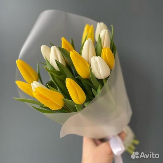Букет из 15 белых и желтых тюльпанов