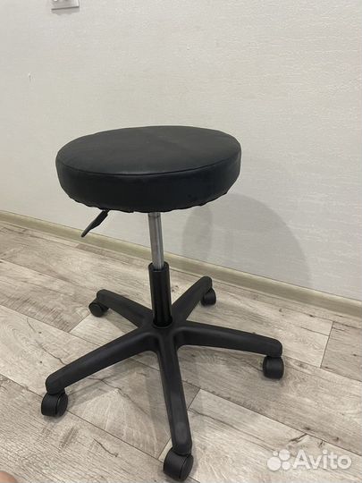 Стул для мастера на колесиках