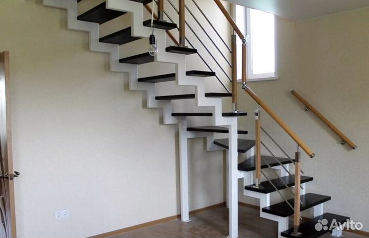 Облицовка лестничного металлокаркаса деревом