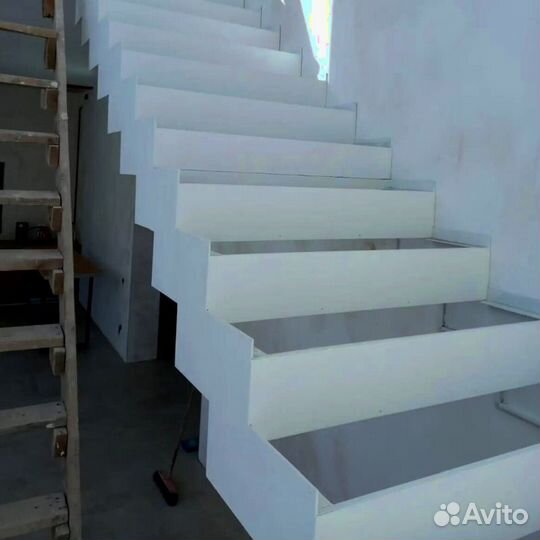 Лестница прямая на металлокаркасе