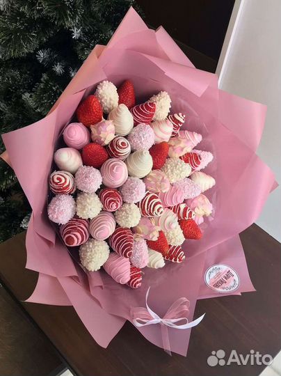 Розовый съедобный букет из шоколада и клубники