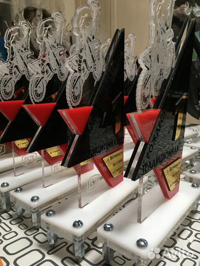 Изготовление медалей и кубков/гравировка подарков