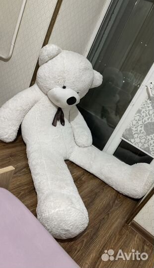 Большой плюшевый медведь