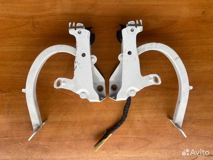 Петля крышки багажника Skoda Superb седан сayc