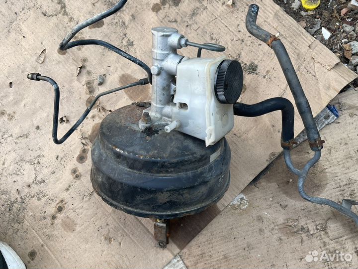 Вакуумный усилитель тормозов на Mazda 323
