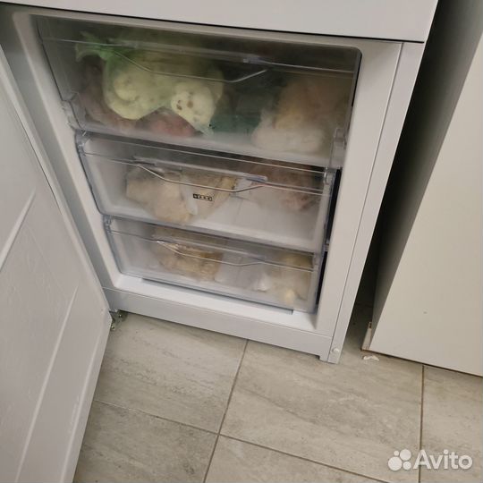 Новый холодильник indesit DS 4200W