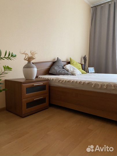 Спальня - двуспальная кровать с матрасом и 2 тумбы